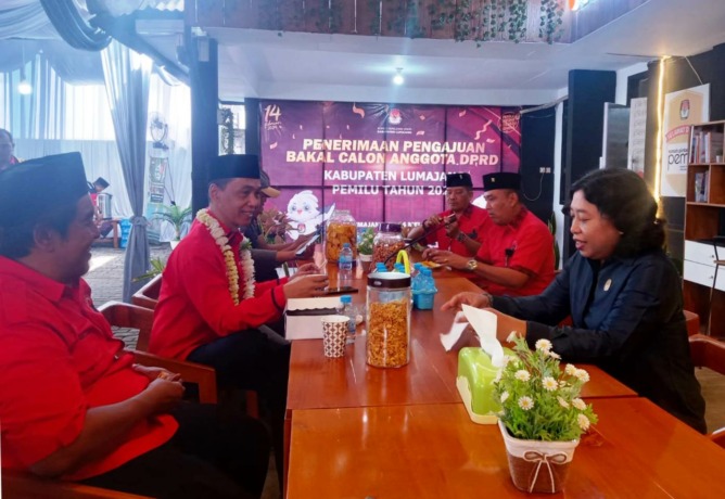 PENDAFTAR PERDANA: Jajaran DPC PDIP Lumajang ketika mendaftarkan bakal caleg di KPU setempat, Kamis (11/5). (Atieqson Mar Iqbal/Rame)