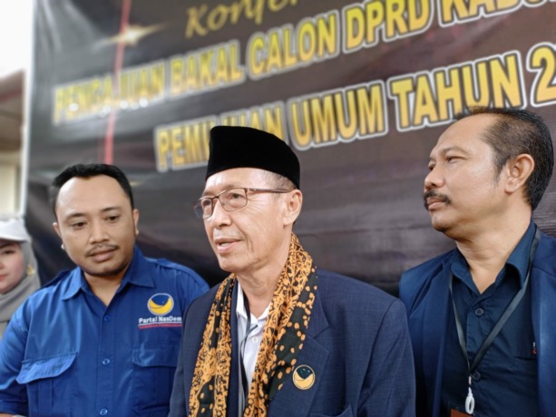 MENYUSUL KEMUDIAN: Rombongan DPD Partai Nasdem saat mendaftarkan para Bacalegnya ke Kantor KPU Jember Kamis siang (11/5). (MAULANA/RADAR JEMBER)