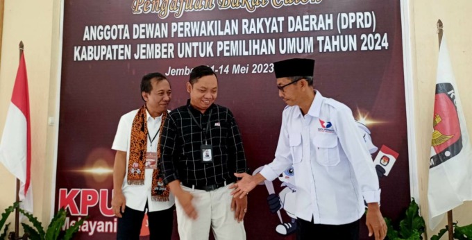 URUS PENDAFTARAN: Pengurus DPD Perindo Jember saat bertandang ke Kantor KPU Jember untuk mendaftarkan bacalegnya, Kamis (11/5). (Maulana/Radar Jember)