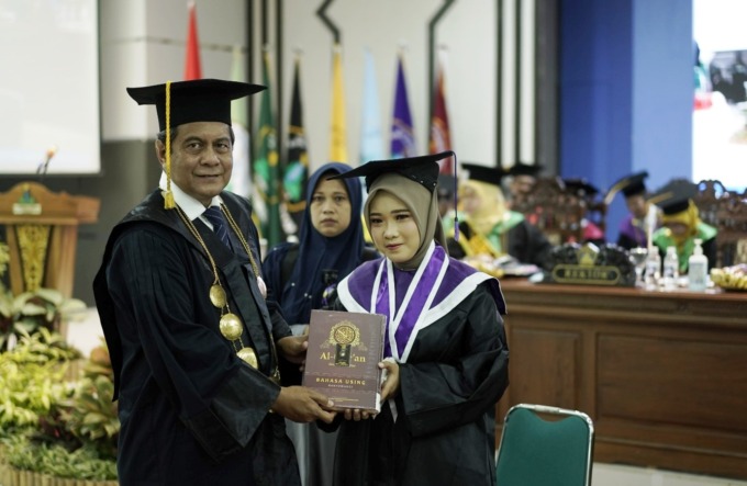 BERPRESTASI: Bulgis Khumairoh saat menerima penghargaan sebagai wisudawan terbaik pada sidang senat terbuka wisuda sarjana ke 53, magister ke 35, dan doktoral ke 20, di Gedung Kuliah Terpadu, Kamis (11/5). (Humas UIN KHAS untuk Radar Jember)