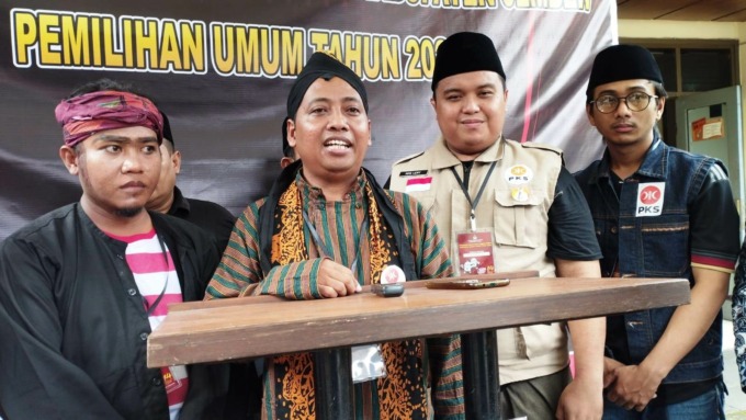 URUS PENDAFTARAN: Rombongan PKS Jember saat mendaftarkan bacalegnya ke Kantor KPU Jember, Jumat (12/5) pagi. (Mega Sil/Radar Jember)