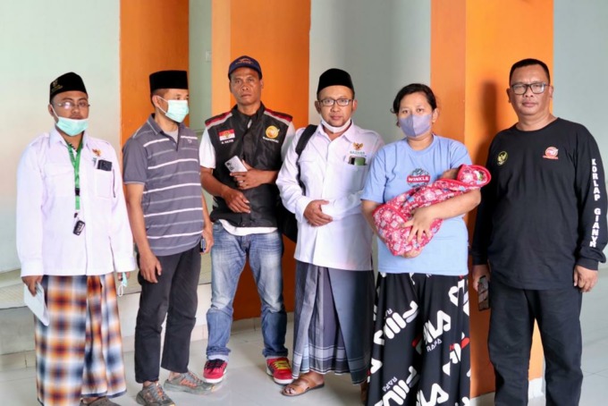 CEPAT TANGGAP: Tim Baznas Jember setelah melunasi biaya perawatan dan membawa pulang bayi serta orang tuanya yang sempat tertahan di RSUP Sanglah, Denpasar. (Foto Baznas Jember untuk Radar Jember)