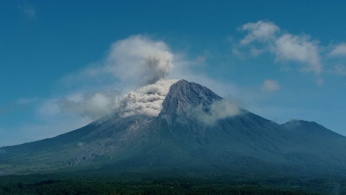 MELETUS LAGI: Awan Panas Guguran (APG) Gunung Semeru terlihat dari Pos Pantau PVMBG Gunung Sawur, Desa Sumberwuluh, Kecamatan Candipuro, pagi ini. (PVMBG untuk Radar Semeru)