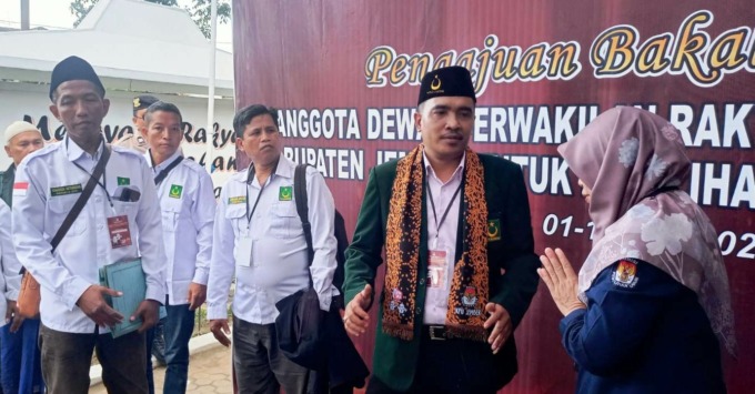 URUS PENDAFTARAN: DPC PBB Jember saat mendaftarkan bacalegnya ke Kantor KPU Jember, Sabtu (13/5) siang, sekitar pukul 14.00. (Maulana/Radar Jember)