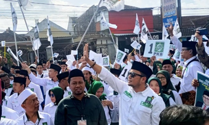 URUS PENDAFTARAN: Rombongan DPC PKB Jember bertandang ke Kantor KPU Jember untuk mendaftarkan bacalegnya pada Pemilu 2024 nanti, Sabtu (13/5) sore. (Maulana/Radar Jember)