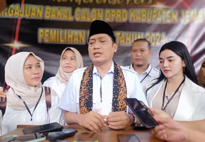 BERTANDANG KE KPU: Ketua DPC Partai Gerindra Jember Ahmad Halim, seusai mendaftarkan bacalegnya ke Kantor KPU Jember, Sabtu (13/5) sore. (Maulana/Radar Jember)