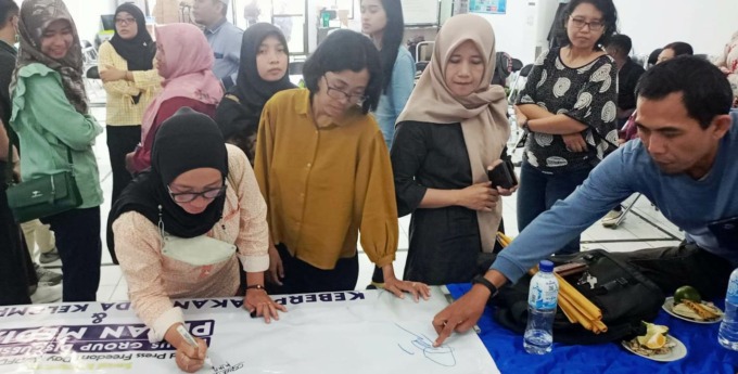 TEKEN KOMITMEN: Peserta FGD AJI Jember membubuhkan tanda tangan sebagai komitmen bersama untuk mewujudkan media yang lebih ramah dan berpihak pada kelompok minoritas, marginal dan rentan. (AJI Jember untuk Radar Jember)
