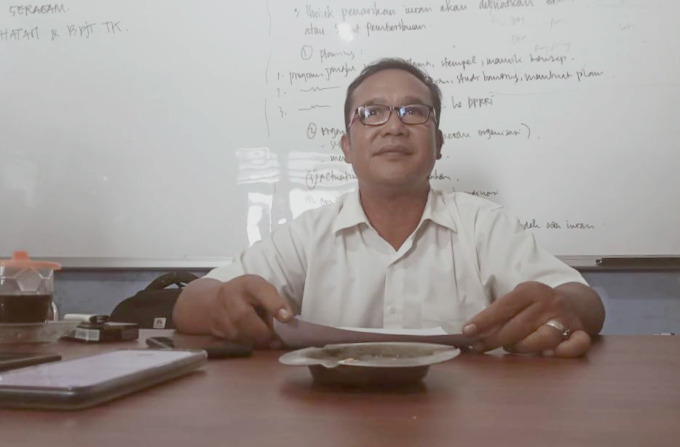 MUNDUR: Wakil Ketua Partai Gerindra Jember Moh Sholeh. Dia menyatakan mundur dari bursa bacaleg, karena merasa prosesnya menyalahi mekanisme dan kaidah di internal partai. (Khoerus untuk Radar Jember)