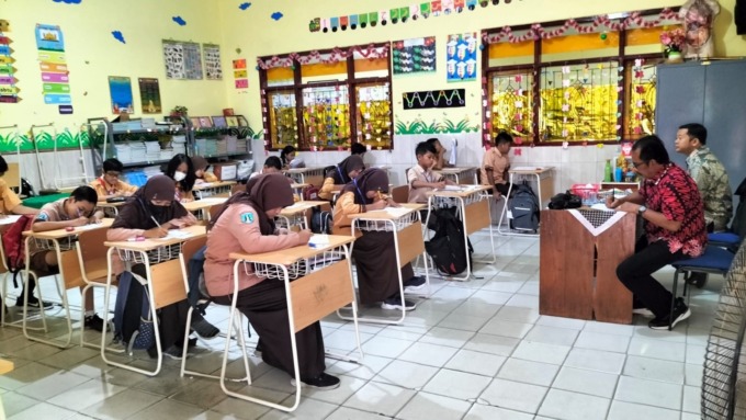 MENGERJAKAN: SDN Kebonsari sedang melangsungkan ujian mata pelajaran Agama Islam.