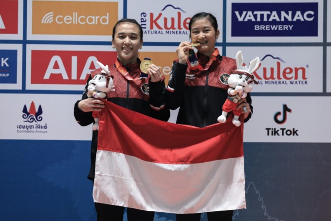 SANG JUARA: Febriana Dwipuji Kusuma (kiri), pebulutangkis asli Jember yang berhasil meraih medali emas untuk Indonesia di ajang SEA Games 2023 Kamboja. (PBSI untuk Radar Jember)