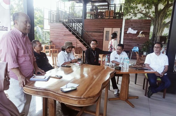 KOLABORASI: Direktur Eksekutif Migrant Care Wahyu Susilo, memaparkan konsep perlindungan dan pemberdayaan pekerja dan purna migran melalui perluasan Desbumi. Hadir Kepala Disnaker Jember Bambang Rudianto dan tiga kepala desa. (Mahrus Sholih/Radar Jember).