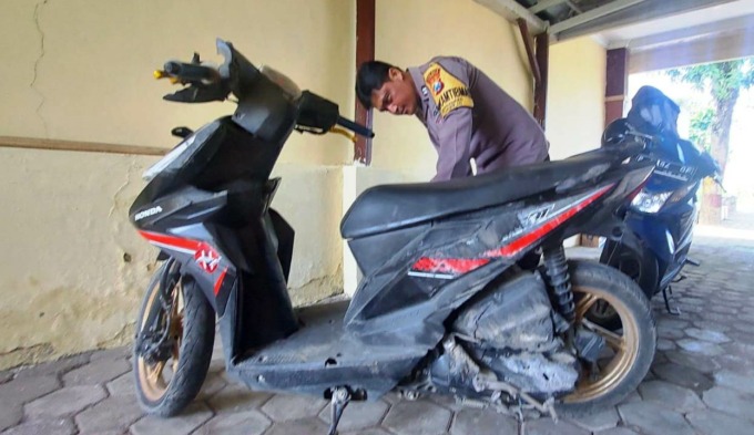 RUSAK PARAH: Kondisi motor yang dikendarai Fifit Lestari, korban tabrak truk di Desa Wonoasri, Kecamatan Tempurejo, Jember, Rabu (17/5). (Jumai/Radar Jember)