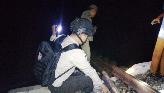 CEK LOKASI: Polisi mendatangi tempat korban tertabrak kereta di kawasan rel Dusun Sepuran, Desa Sumberjati, Kecamatan Silo, Jember, Kamis (18/5) malam kemarin. (Polsek Silo untuk Radar Jember)