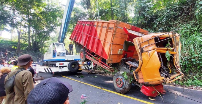 RINGSEK: Kondisi kabin truk yang hancur akibat terperosok ke dasar jurang di jalur Gumitir, Jember. Sang sopir selamat dalam insiden tersebut. (Jumai/Radar Jember)