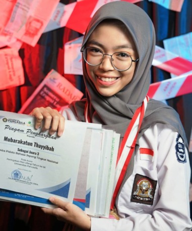 BERPRESTASI: Mubarakatun Thayyibah, siswa SMAN 1 Tenggarang yang lolos Fakultas Kedokteran Universitas Udaya Bali melalui jalur SNBP. (SMAN 1 Tenggarang untuk Radar Ijen)