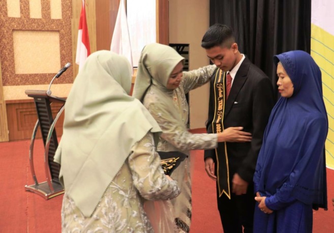 MENGHARUKAN: Prosesi sungkeman dan pelepasan purna siswa SMKN 3 Bondowoso, Selasa (16/5).