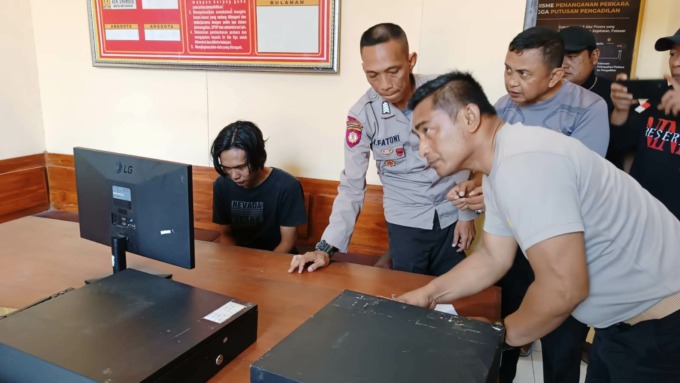 TAK BERKUTIK: bernama Riski Septianda, diamankan di Polsek Balung bersama sejumlah barang bukti. Ia ditangkap usai membobol Dira Cafe, Selasa (23/5) dini hari. (Polsek Balung untuk Radar Jember)