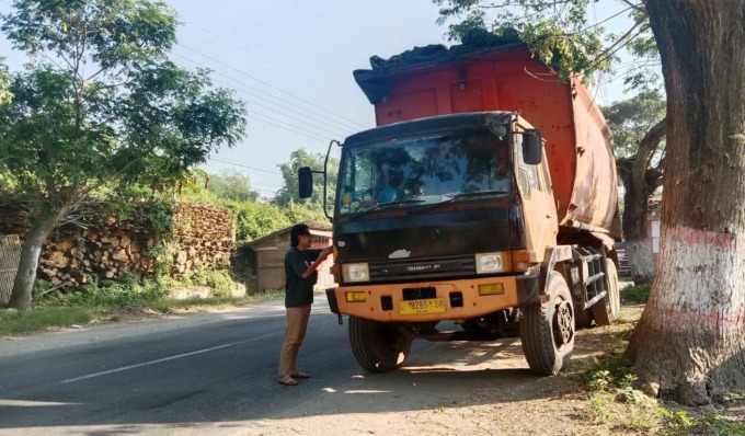 STOP: Salah satu truk jumbo pengangkut bahan semen untuk PT Imasco yang dihentikan oleh FPK, Rabu (24/5). Total ada enam kendaraan besar yang diadang oleh warga. (Jumai/Radar Jember)