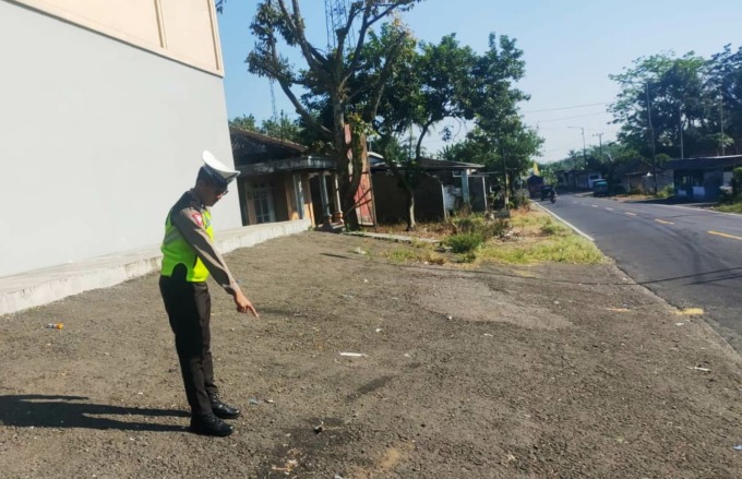 OLAH TKP: Unit Laka Lantas Satlantas Polres Jember melakukan olah TKP di lokasi kecelakaan, jalan raya Desa Garahan, Kecamatan Silo, Rabu (24/5). (Unit Laka Lantas untuk Radar Jember)