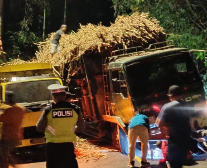 BIANG KEMACETAN: Truk Fuso P 1884 UM yang disopiri Yoyok, warga Dusun Renes, Desa Wirowongso, Kecamatan Ajung, Jember, menjadi penyebab kemacetan di jalur Gumitir, Minggu (28/5) malam. (Polsek Silo untuk Radar Jember)
