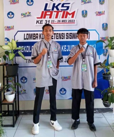 MEMBANGGAKAN: Ahmad Saini dan Muhammad Imam Basirullah, siswa SMKN 3 Bondowoso yang sudah diterima kerja di Iduka meski belum lulus. (SMKN 3 Bondowoso untuk Radar Ijen)