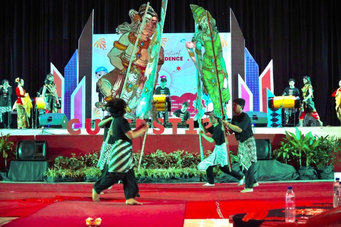 ATRAKTIF: Pertunjukan IKPMJ dalam ajang Kebudayaan Cultural Festival 12 di UGM, 27-28 Mei. (IKPMJ untuk Radar Jember)