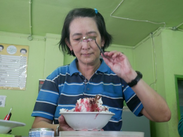 PALING BEDA: Proses pembuatan es campur legendaris. Sebelum disajikan, es dituang sirup resep keluarga.