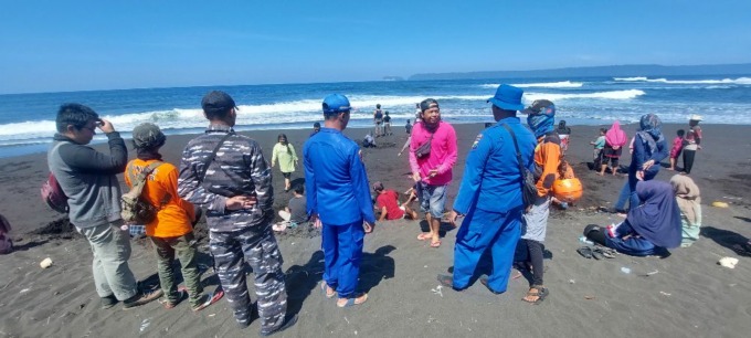 TERUS PANTAU PENCARIAN: Anggota Satpolair Polres Jember di Puger bersama tim relawan terus melakukan penyisiran terhadap dua jasad nelayan yang hilang setelah jukung diterjang ombak, Sabtu (20/5).