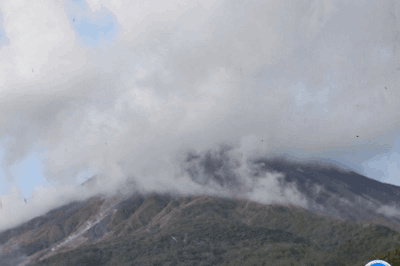 Pos PGA Karangetang memantau terjadinya leleran lava lebih kurang 300 meter, sementara guguran mengarah ke Kali Batu Awang dan Kali dengan jarak luncur sekitar 1.000-1.500 meter. Sesekali juga guguran lava mengarah ke kali Batang, Kali Timbelang dan Kali