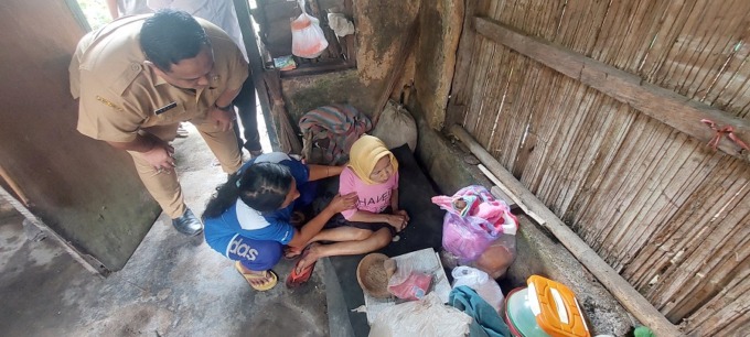 DIBAWA KE LIPOSOS: Tim Reaksi Cepat (TRC) Dinas Sosial bersama perangkat Desa Gunung Malang, Kecamatan Sumberjambe, membawa nenek Sati ke Liposos Jember, Selasa (6/6) siang.