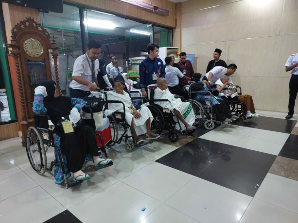 SIAP HAJI: Sejumlah rombongan jemaah haji lansia asal Jember saat berada di embarkasi Surabaya dan bersiap menuju Bandara Djuanda, dini hari kemarin (14/6).