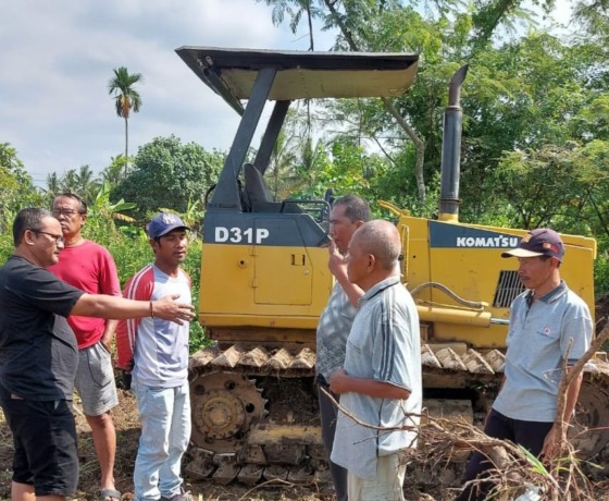 DIHENTIKAN: Pengurus RT dan RW mendatangi lokasi pengerjaan proyek yang menggunakan alat berat, kemarin.