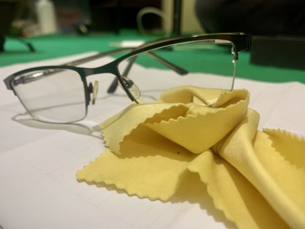 PERLU PERAWATAN: Membersihkan kacamata perlu perlakuan secara khusus agar tidak mudah rusak.