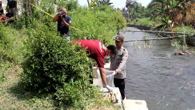 GEGER: Polisi melakukan olah TKP penemuan tulang manusia di Sungai Belem, Desa Labruk Kidul, Kecamatan Sumbersuko, Kamis (1/6) kemarin. (Muhammad Sidkin Ali/Rame)