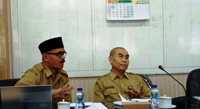 PAPARKAN TAHAPAN: Pejabat DPMD Jember saat menghadiri rapat dengar pendapat mengenai rencana pelaksanaan pemilihan kepala desa serentak dan Pilkades PAW tahun 2023 di Ruang Komisi A DPRD Jember, belum lama ini. (Maulana/Radar Jember)