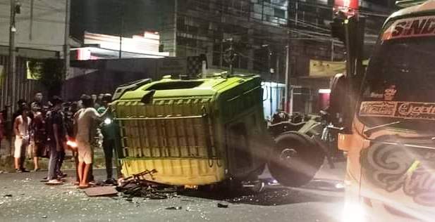 COPOT: Kepala truk tronton yang terlepas setelah mengalami kecelakaan di Jalan Brawijaya Jember, tepatnya depan Rest Area Jubung, Kecamatan Sukorambi, Sabtu (3/6) dini hari. (Facebook/Istimewa)