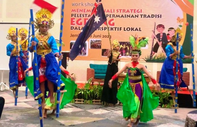 KREATIF: Siswa menampilkan tarian egrang dalam acara Menemukenali Strategi Pelestarian Permainan Tradisi (Egrang) dalam Perspektif Lokal. Acara ini berlangsung di salah satu hotel di Jember, Sabtu (10/6). (Ilham Wahyudi/Radar Jember)