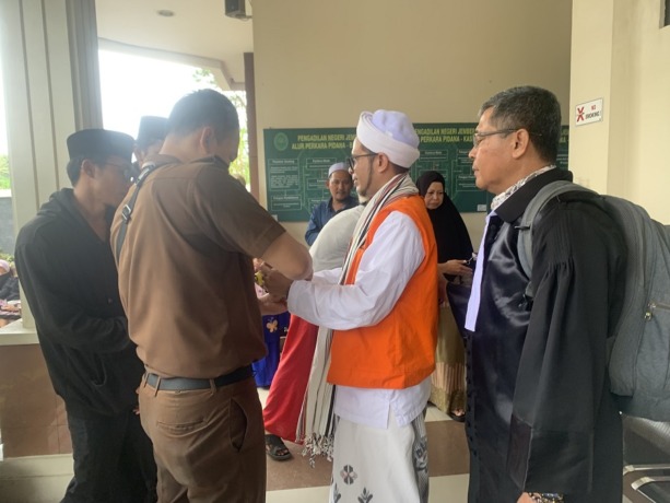DIBATASI: Fahim Mawardi ketika dijemput oleh jaksa saat keluar dari ruang sidang PN Pengadilan Negeri Jember untuk kembali ke lapas, kemarin (7/6).