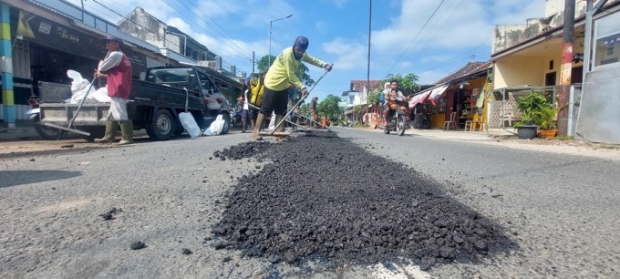 GERAK CEPAT: Tim URC BMSDA Jember langsung melakukan perbaikan dengan menambal jalan yang berlubang dan mengelupas menggunakan aspal Buton.