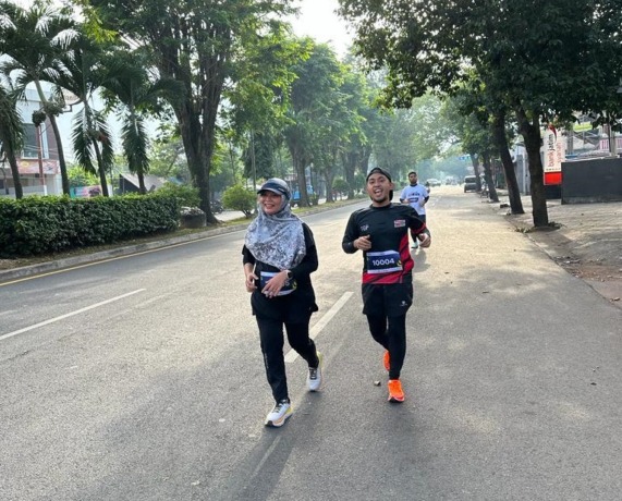 HIDUP SEHAT: Dokter RSD dr Soebandi, dr Taufiq Gemawan Sp An, saat mengikuti running pada pagi hari.