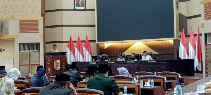 DISKUSI: Rapat paripurna dengan agenda penyampaian lima nota pengantar raperda oleh Bupati Jember di Ruang Rapat Paripurna DPRD Jember, Selasa malam (13/6).