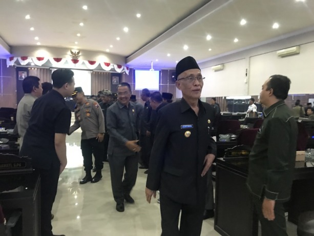 BUBAR: Bupati Bondowoso Salwa Arifin seusai melaksanakan rapat paripurna, kemarin (7/6).