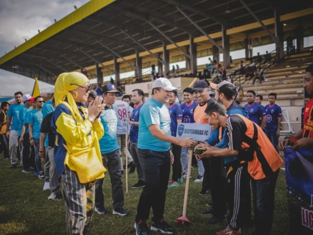 DUKUNG PENUH: Bupati Jember Hendy Siswanto bersama Ketua TP PKK Kasih Fajarini menyambut peserta kompetisi Galakarya di Stadion Notohadinegoro, Sabtu (3/6).