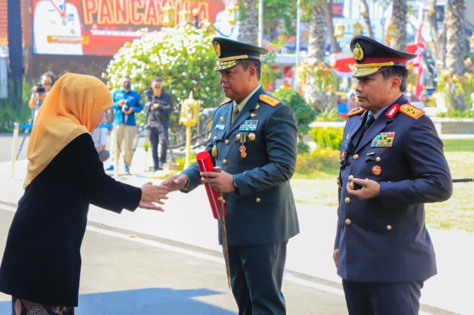 UNTUK SELURUH PRAMUKA: Ketua Kwarda Pramuka Jatim HM Arum Sabil saat menerima penghargaan lencana emas Jer Basuki Mawa Beya dari Gubernur Jatim Khofifah Indar Parawansa. Penghargaan yang sama juga diberikan kepada Pangdam Brawijaya Mayjen TNI Farid Makruf