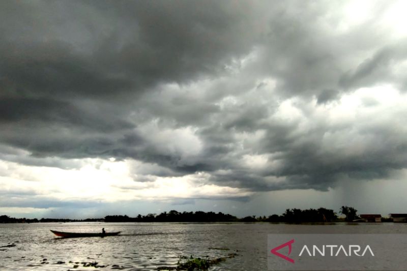 Arsip Foto - Awan kelabu meliputi bagian langit di atas Sungai Margasari, Kabupaten Tapin, Provinsi Kalimantan Selatan.