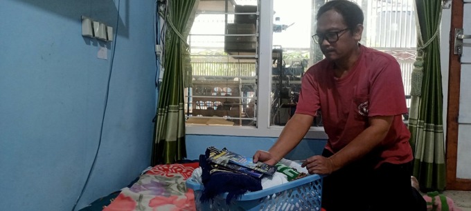PERSIAPAN: Dedy Iskandar mengemasi barang yang akan ia bawa ke Tanah Suci, Makkah.