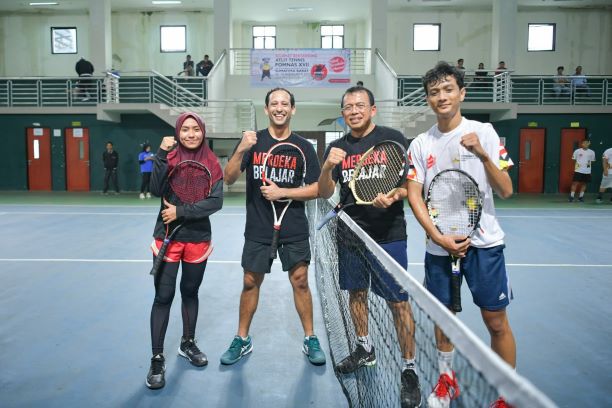 MEMBANGGAKAN: Fauziyah Azzahro bersama Mendikbud RI Nadiem Anwar Makarim, beberapa waktu lalu. (FAUZIYAH AZZAHRO UNTUK RADAR JEMBER)