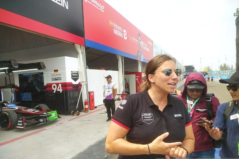 Test and Reserve tim Tag Heuer Porsche Simona de Silvestro saat diwawancarai pewarta di Sirkuit Internasional Ancol, Jakarta, Sabtu (3/6/2023).