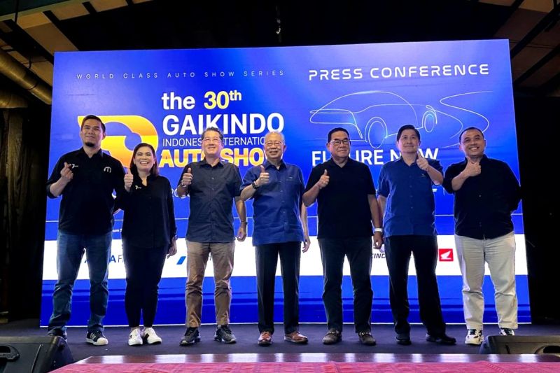 Ketua Umum Gaikindo, Yohannes Nangoi bersama dengan jajarannya berfoto bersama usai jumpa wartawan di Jakarta, Rabu (24/5/2023).