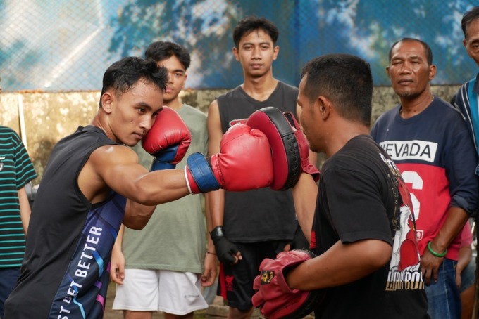 TINGKATKAN SKILL: Atlet tinju Jember latihan di Sasana Pak Leman, Kelurahan Kepatihan, Kecamatan Kaliwates. Menjelang Porprov Jatim yang digelar September nanti, para atlet tinju Jember menambah jam latihannya.